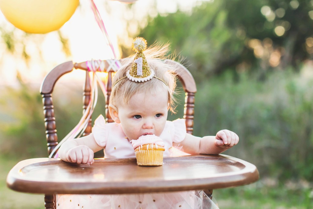 How to Plan the Perfect Pink and Gold First Birthday Photoshoot | more at blog.cuteheads.com