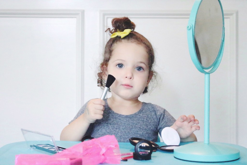 Trying out pretend makeup for kids from Little Cosmetics. Have you tried fake-up before?