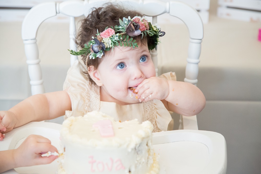 Tova's first birthday party cake smash