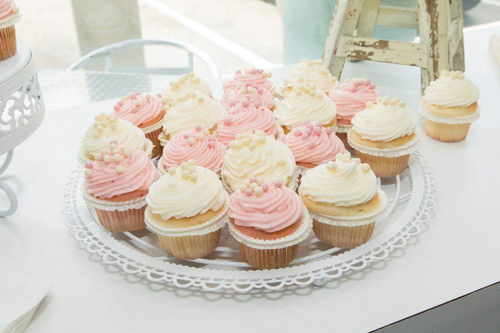 pink and white vanilla cupcakes -- cuteheads.com