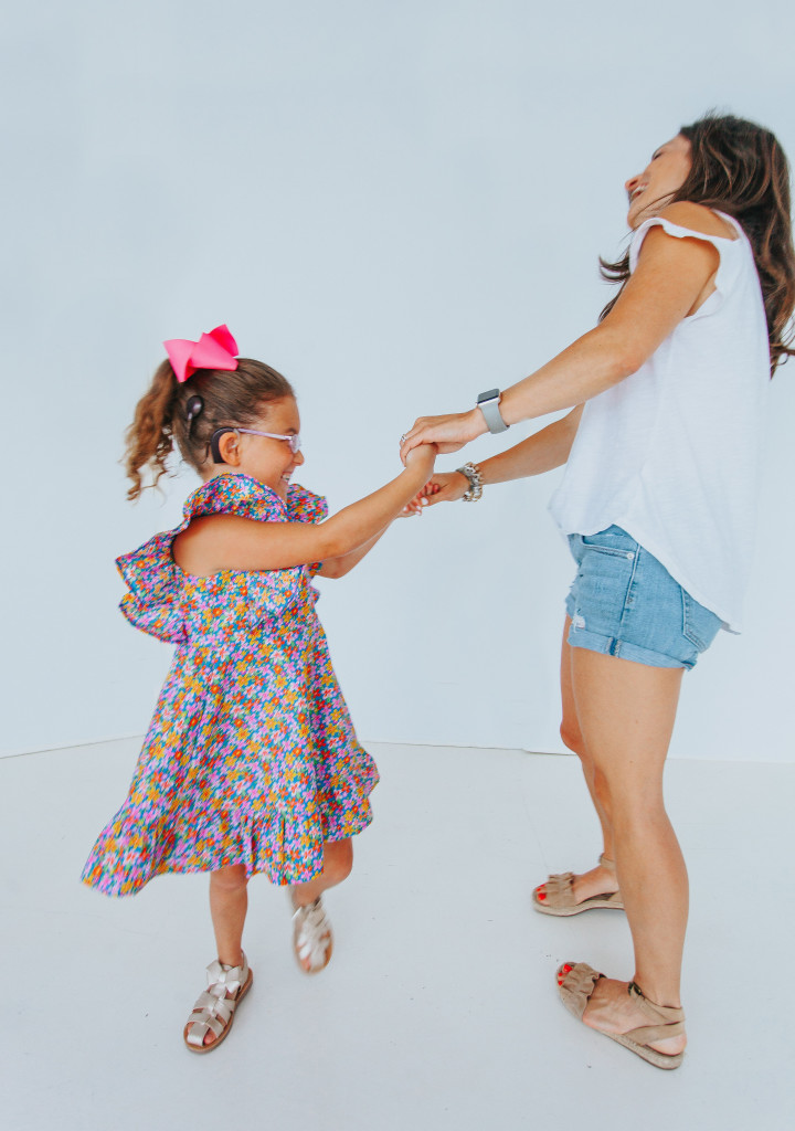 Mommy and daughter twirling photoshoot -- cuteheads.com
