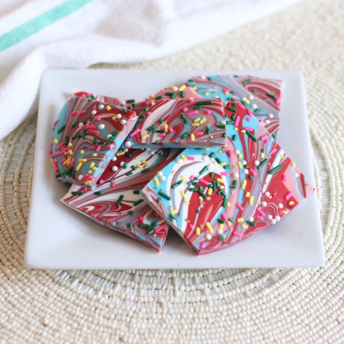 How to Make Unicorn Bark | find out how at blog.cuteheads.com